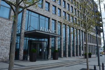 Das Hotel "Atlantic" am Kieler Hauptbahnhof: Die Hoteliers in Kiel hoffen nun, dass die Inzidenz konstant unter dem Wert von 100 bleibt.