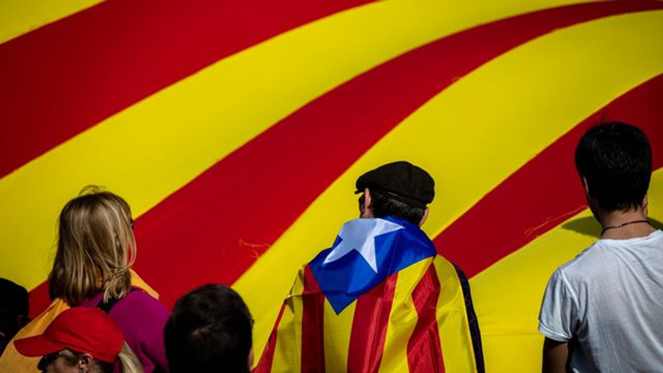 Anhänger der katalanischen Unabhängigkeit demonstrieren Anfang 2020 mit ihrer Flagge.