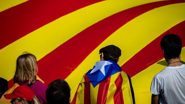 Anhänger der katalanischen Unabhängigkeit demonstrieren Anfang 2020 mit ihrer Flagge. Anhänger der katalanischen Unabhängigkeit demonstrieren Anfang 2020 mit ihrer Flagge.
