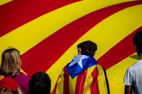 Anhänger der katalanischen Unabhängigkeit demonstrieren Anfang 2020 mit ihrer Flagge.