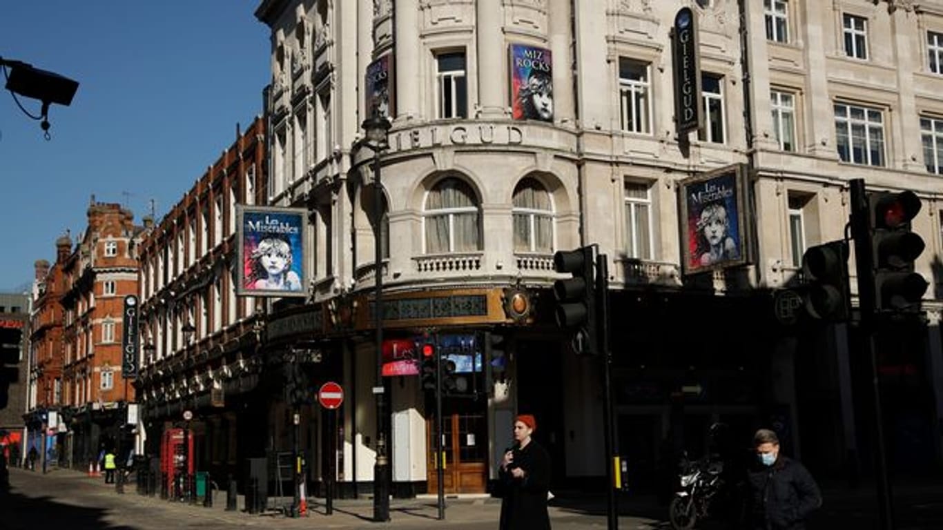 Plakate für "Les Miserables" hängen am vorübergehend geschlossenen Gielgud Theater in London.