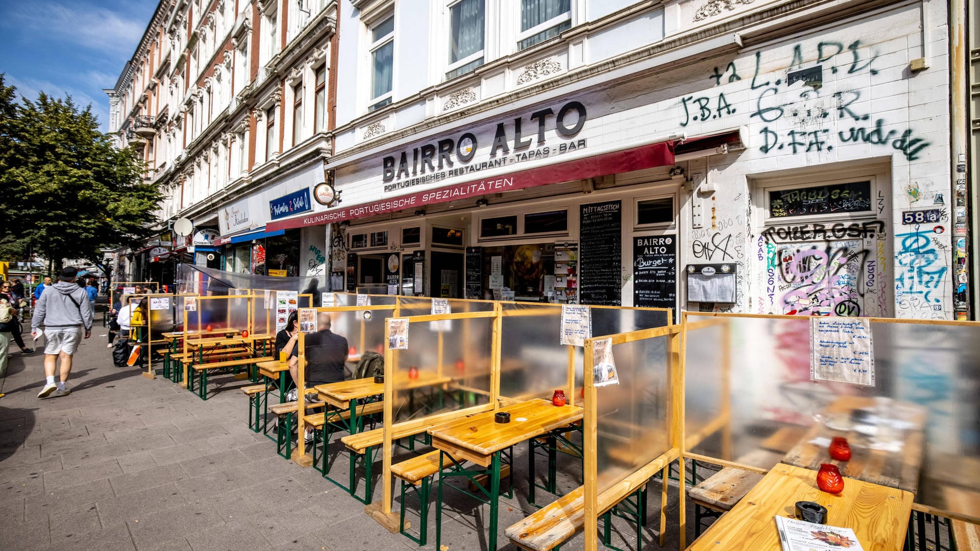 Trennwände sind zwischen Bänken in einem Café aufgebaut (Archivbild): Weil die Inzidenz in der Hansestandt stetig sinkt, rechnet Bürgermeister Tschentscher mit baldigen Öffnungen der Außengastronomie. Trennwände sind zwischen Bänken in einem Café aufgebaut (Archivbild): Weil die Inzidenz in der Hansestandt stetig sinkt, rechnet Bürgermeister Tschentscher mit baldigen Öffnungen der Außengastronomie.