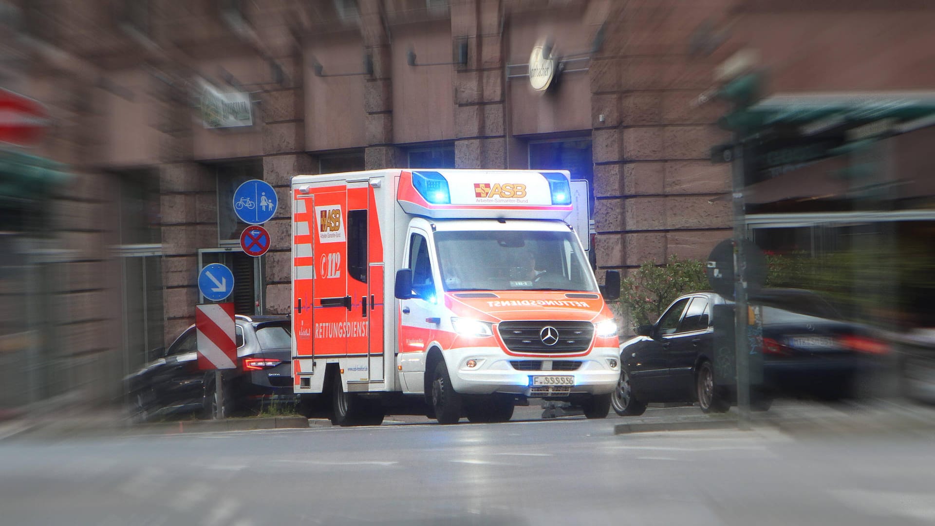 Ein Rettungswagen im Einsatz (Symbolbild): Bei einem Unfall in Hagen wurden drei Personen verletzt.