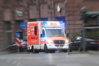 Ein Rettungswagen im Einsatz (Symbolbild): Bei einem Unfall in Hagen wurden drei Personen verletzt.