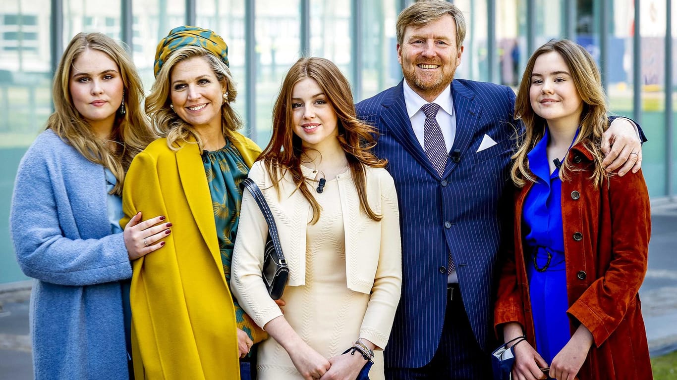 Máxima und Willem-Alexander mit ihren drei Töchtern Amalia, Alexia und Ariane: Ein aktuelles Foto der Familie vom diesjährigen Königstag im April.