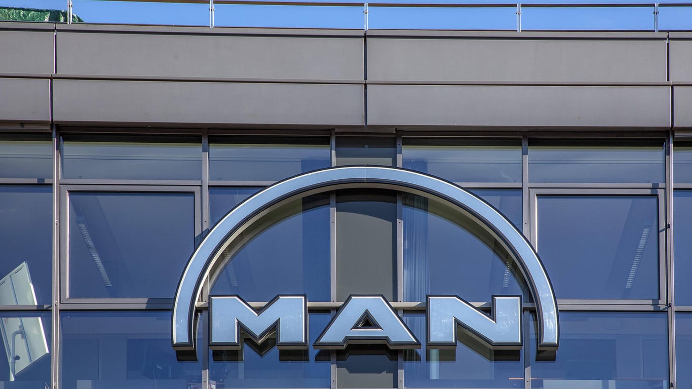 Logo und Schriftzug von MAN an der Fassade des Bürogebäudes in München (Archivbild): Der Konzern will Stellen abbauen.