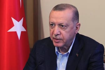 Recep Tayyip Erdogan mit einer Videobotschaft an führende AKP-Politiker: Bayerns Innenminister Herrmann hat den türkischen Präsidenten für den Antisemitismus in Deutschland mitverantwortlich gemacht.