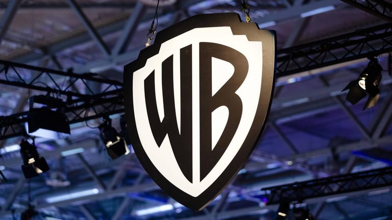 Warner Brothers Logo (Symbolbild): Die Film- und Fernsehgesellschaft will sich mit Discovery zusammenschließen.