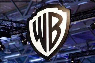 Warner Brothers Logo (Symbolbild): Die Film- und Fernsehgesellschaft will sich mit Discovery zusammenschließen.