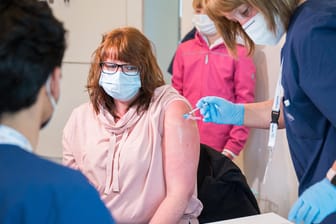Impfung in Saarbrücken: In mehreren Bundesländern müssen sich Hausärzte ab dieser Woche nicht mehr an die Priorisierung halten.