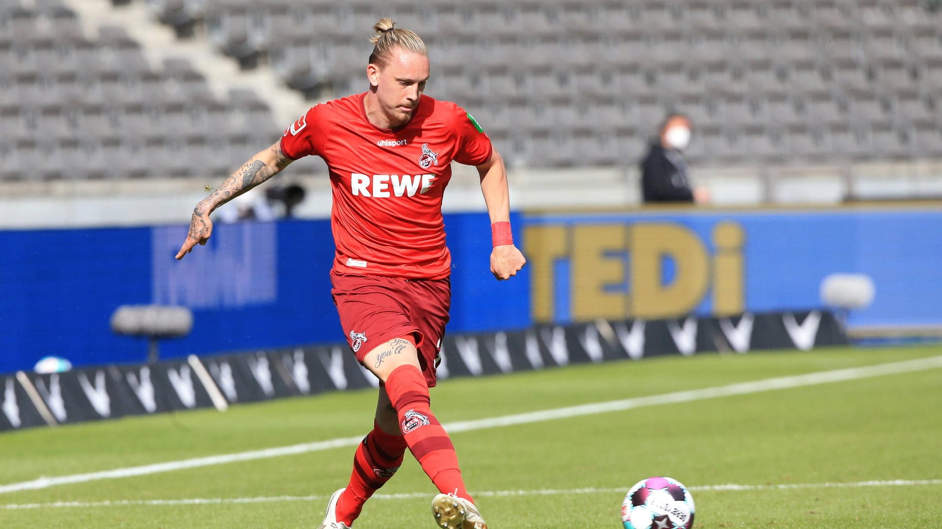 Marius Wolf am Ball (Symbolbild): Fans im Stadion wird es auch beim nächsten Spiel des 1. FC Köln nicht geben. Marius Wolf am Ball (Symbolbild): Fans im Stadion wird es auch beim nächsten Spiel des 1. FC Köln nicht geben.