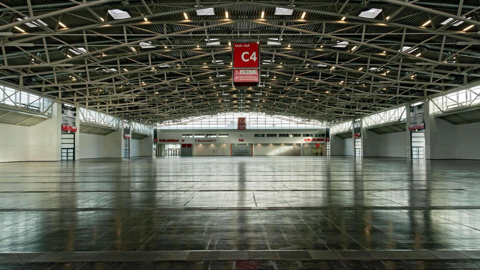 Leere Messehalle (Symbolbild): In der Corona-Krise konnten Messen nicht stattfinden. Die Kosten dafür sind hoch. Leere Messehalle (Symbolbild): In der Corona-Krise konnten Messen nicht stattfinden. Die Kosten dafür sind hoch.