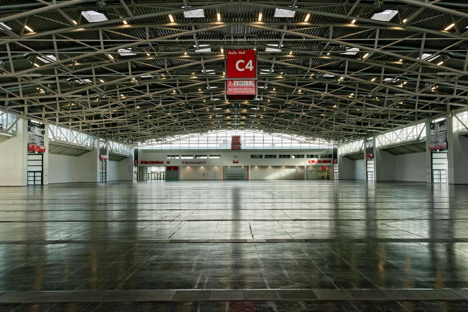 Leere Messehalle (Symbolbild): In der Corona-Krise konnten Messen nicht stattfinden. Die Kosten dafür sind hoch. Leere Messehalle (Symbolbild): In der Corona-Krise konnten Messen nicht stattfinden. Die Kosten dafür sind hoch.