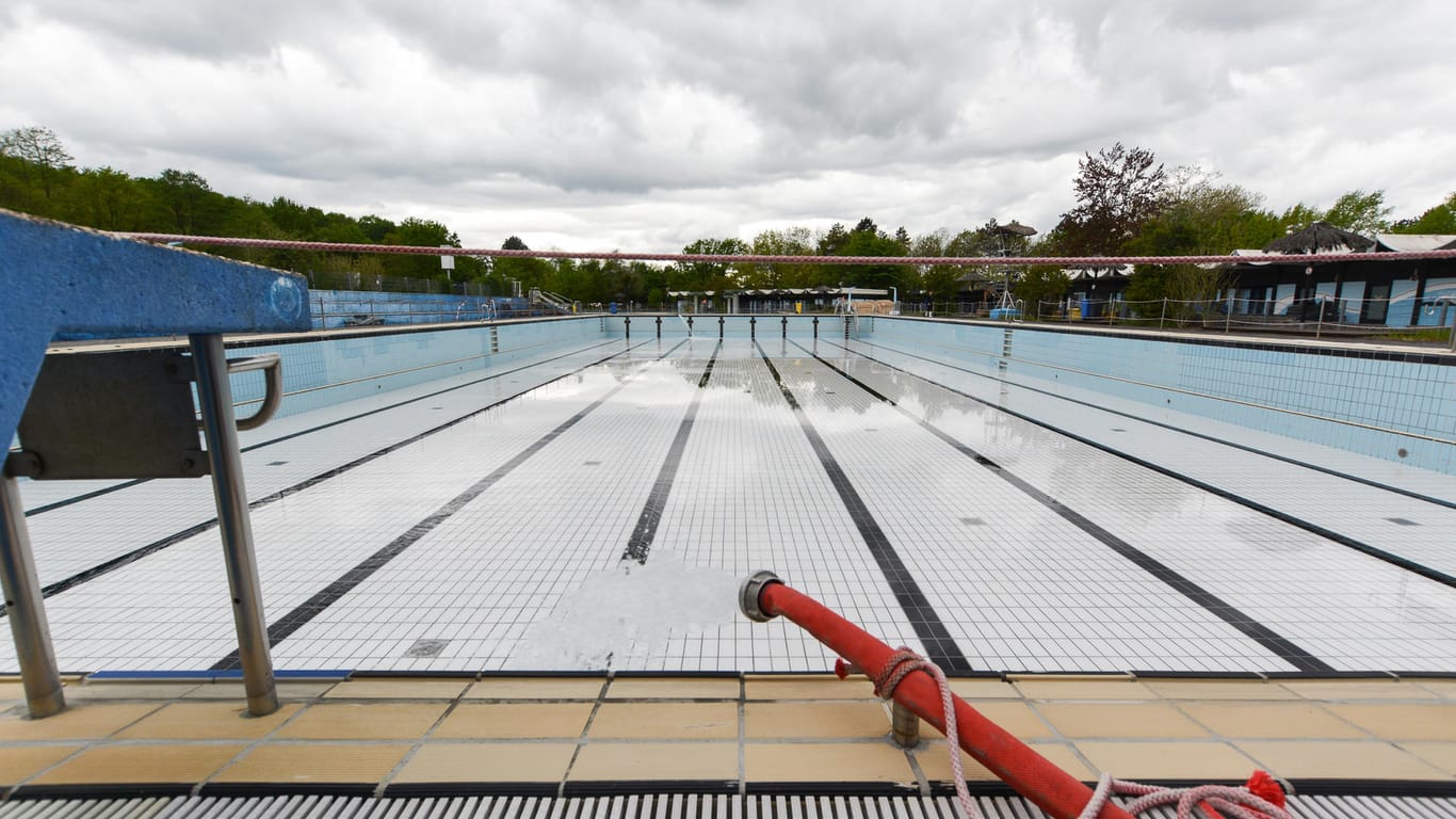 Wasser wird in ein Becken gelassen: In den Schwimmbädern in Bonn laufen die Vorbereitungen auf die Saison.
