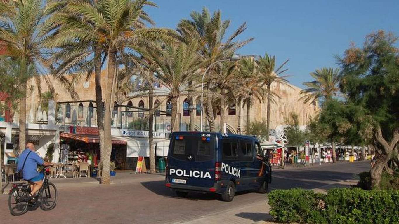 Das Archivfoto zeigt eine Polizeistreife vor einem Club an der Playa de Palma.