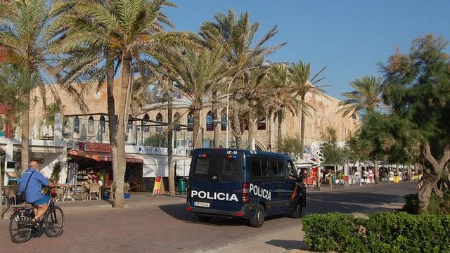 Das Archivfoto zeigt eine Polizeistreife vor einem Club an der Playa de Palma. Das Archivfoto zeigt eine Polizeistreife vor einem Club an der Playa de Palma.