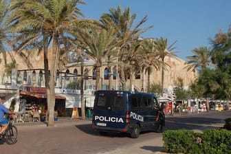 Das Archivfoto zeigt eine Polizeistreife vor einem Club an der Playa de Palma.