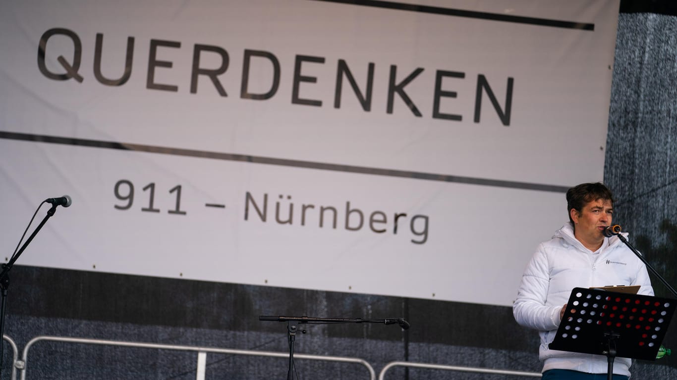 Michael Ballweg, Gründer der Querdenken-Bewegung, hält bei einer Kundgebung der Bewegung auf dem Volksfestplatz in Nürnberg eine Rede: Nun wurde verkündet, dass es in Nürnberg vorerst keine Veranstaltungen von "Querdenken" mehr geben wird.