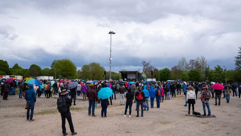 Teilnehmer einer Kundgebung der "Querdenken"-Bewegung stehen auf dem Volksfestplatz: Am Samstag waren deutlich weniger Anhänger gekommen, als erwartet.