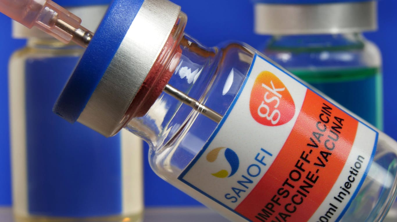 Spritze mit Impfstoff gegen Covid-19 (Symbolbild): Erste Tests zeigen offenbar eine hohe Wirksamkeit des Präparates von Sanofi und GlaxoSmithKline.