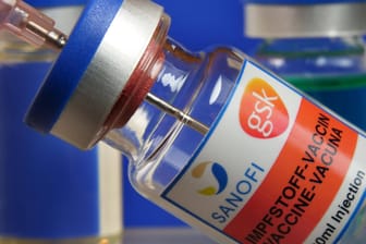 Spritze mit Impfstoff gegen Covid-19 (Symbolbild): Erste Tests zeigen offenbar eine hohe Wirksamkeit des Präparates von Sanofi und GlaxoSmithKline.