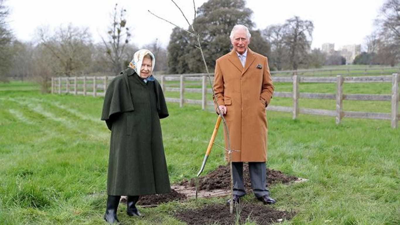 Königin Elizabeth und ihr Sohn Prinz Charles pflanzten auf dem Gelände von Schloss Windsor den ersten Jubiläumsbaum ein.