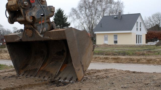 Das Grundstück Schritt für Schritt planen: Erst kommt der Bagger und dann die Beete und der Rasen.