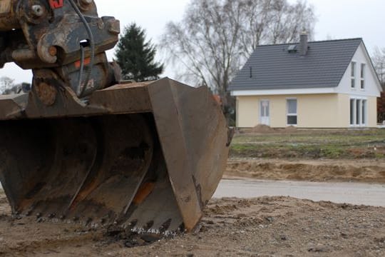 Das Grundstück Schritt für Schritt planen: Erst kommt der Bagger und dann die Beete und der Rasen.