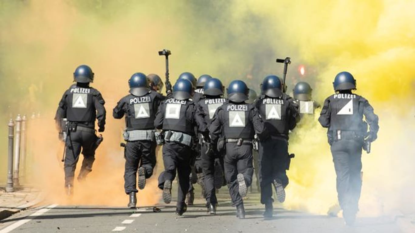 In Dresden kam es zu Ausschreitungen zwischen Dynamo-Fans und der Polizei.