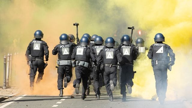 In Dresden kam es zu Ausschreitungen zwischen Dynamo-Fans und der Polizei. In Dresden kam es zu Ausschreitungen zwischen Dynamo-Fans und der Polizei.