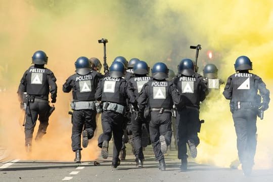 In Dresden kam es zu Ausschreitungen zwischen Dynamo-Fans und der Polizei.