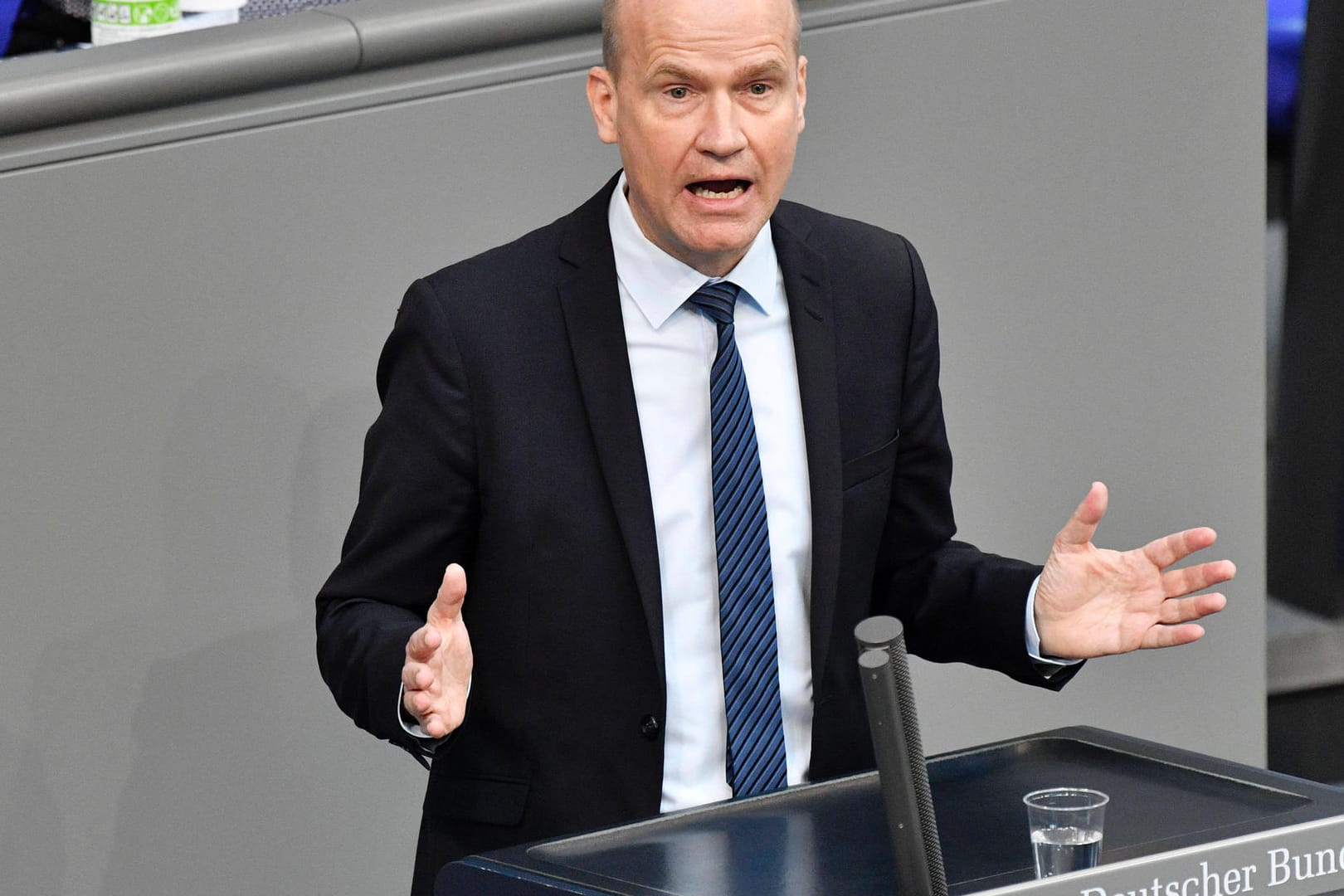 Ralph Brinkhaus: Der Fraktionschef der Union warnt vor zu raschen Lockerungen der Corona-Maßnahmen.