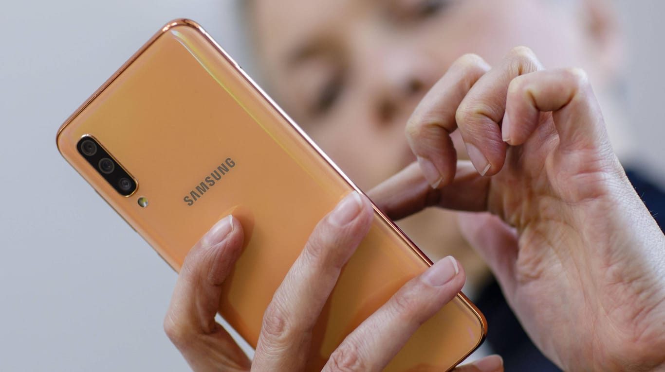 Eine Frau tipp auf einem Samsung-Smartphone (Symbolbild): Mit Steuercodes können Sie versteckte Funktionen Ihres Smartphones nutzen.