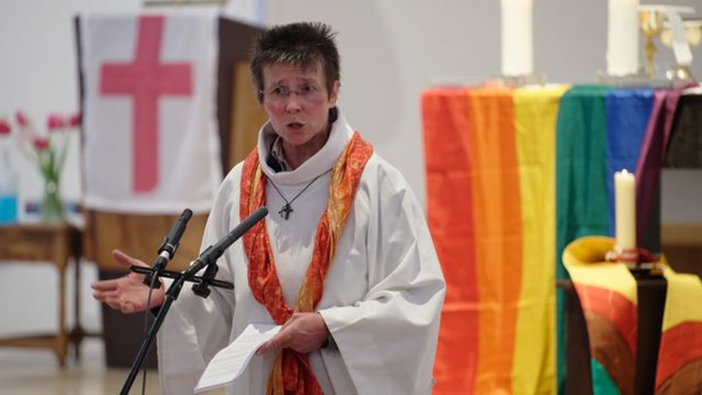 Gemeindereferentin Marianne Arndt predigt bei einer Messe in Köln.