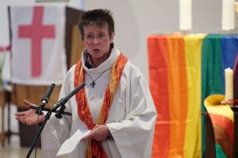 Gemeindereferentin Marianne Arndt predigt bei einer Messe in Köln.