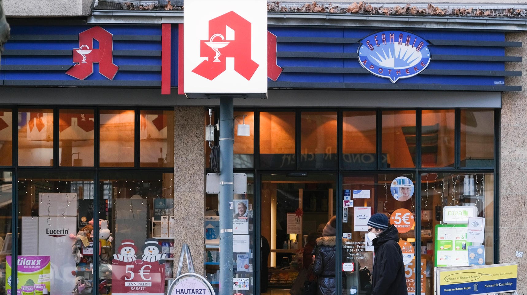 Berlin: Zwischen April und September 2016 soll ein Apotheker gefälschte Rezepte für besonders teure Arzneimittel in einer Neuköllner Apotheke angenommen haben. (Symbolbild)