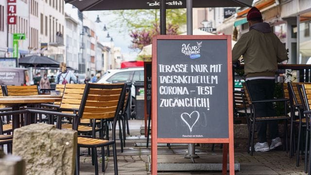 In Darmstadt hat ein Lokal unter Auflagen seinen Außenbereich geöffnet. In Darmstadt hat ein Lokal unter Auflagen seinen Außenbereich geöffnet.