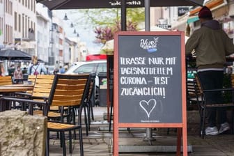 In Darmstadt hat ein Lokal unter Auflagen seinen Außenbereich geöffnet.
