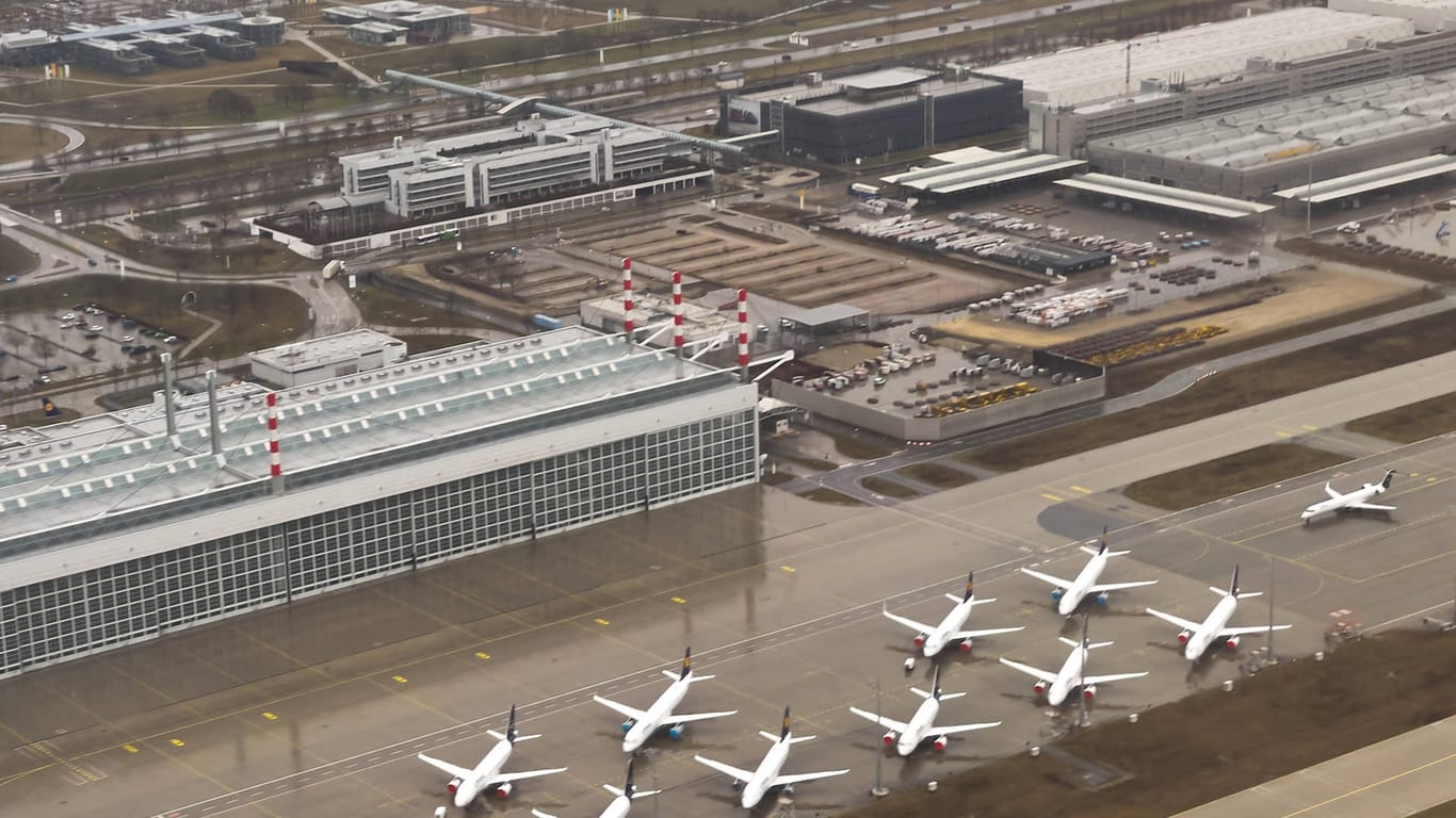 Geparkte Flugzeuge am Münchner Flughafen (Archivbild): Noch immer bleiben viele Flieger am Boden.