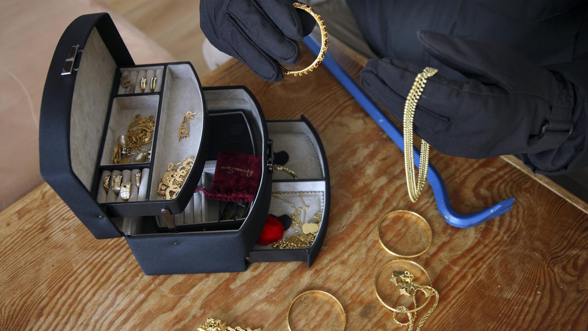 Schmuck (Symbolbild): Betrüger haben sich in Bielefeld als "Wasserwerker" ausgegeben. Schmuck (Symbolbild): Betrüger haben sich in Bielefeld als "Wasserwerker" ausgegeben.