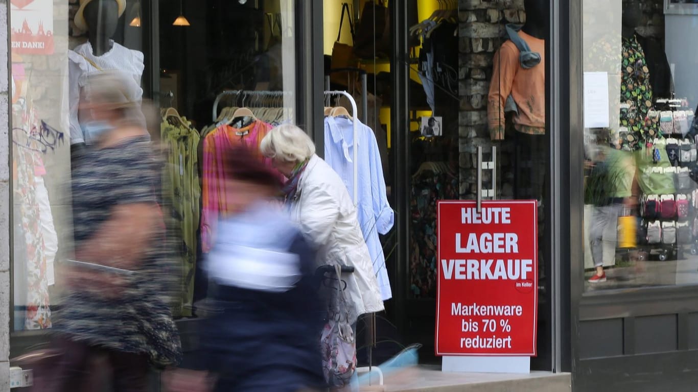 Ein Schild an einem Bekleidungsgeschäft in Erfurt wirbt mit einem "Lagerverkauf" (Archivbild): In der Landeshauptstadt darf wieder mit Termin geshoppt werden.