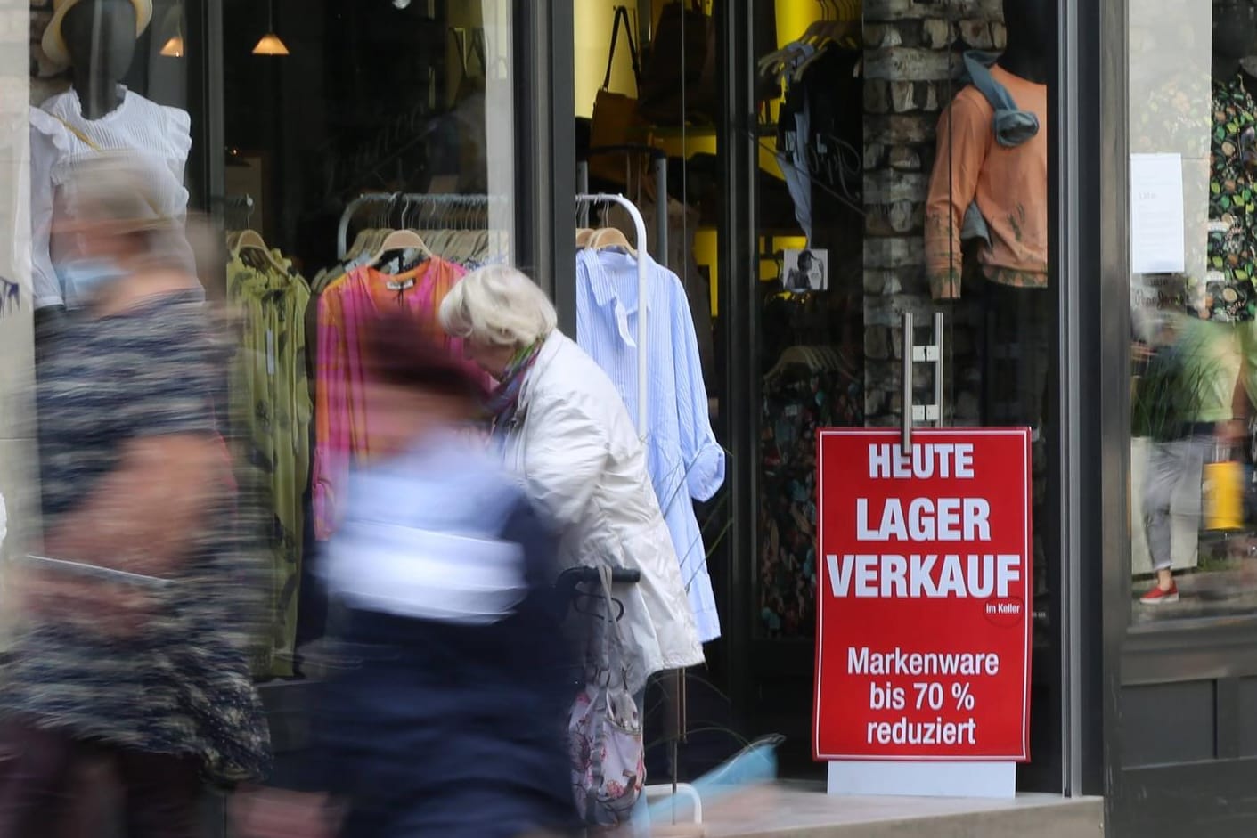 Ein Schild an einem Bekleidungsgeschäft in Erfurt wirbt mit einem "Lagerverkauf" (Archivbild): In der Landeshauptstadt darf wieder mit Termin geshoppt werden.