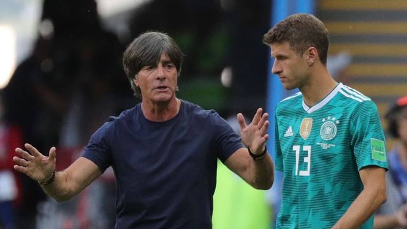 Thomas Müller (r) könnte bei der EM sein Comeback im Team von Bundestrainer Joachim Löw geben.