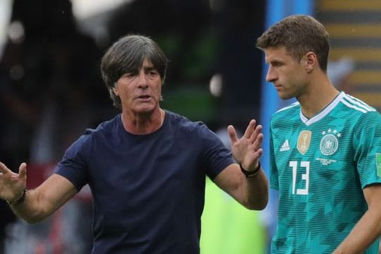 Thomas Müller (r) könnte bei der EM sein Comeback im Team von Bundestrainer Joachim Löw geben.
