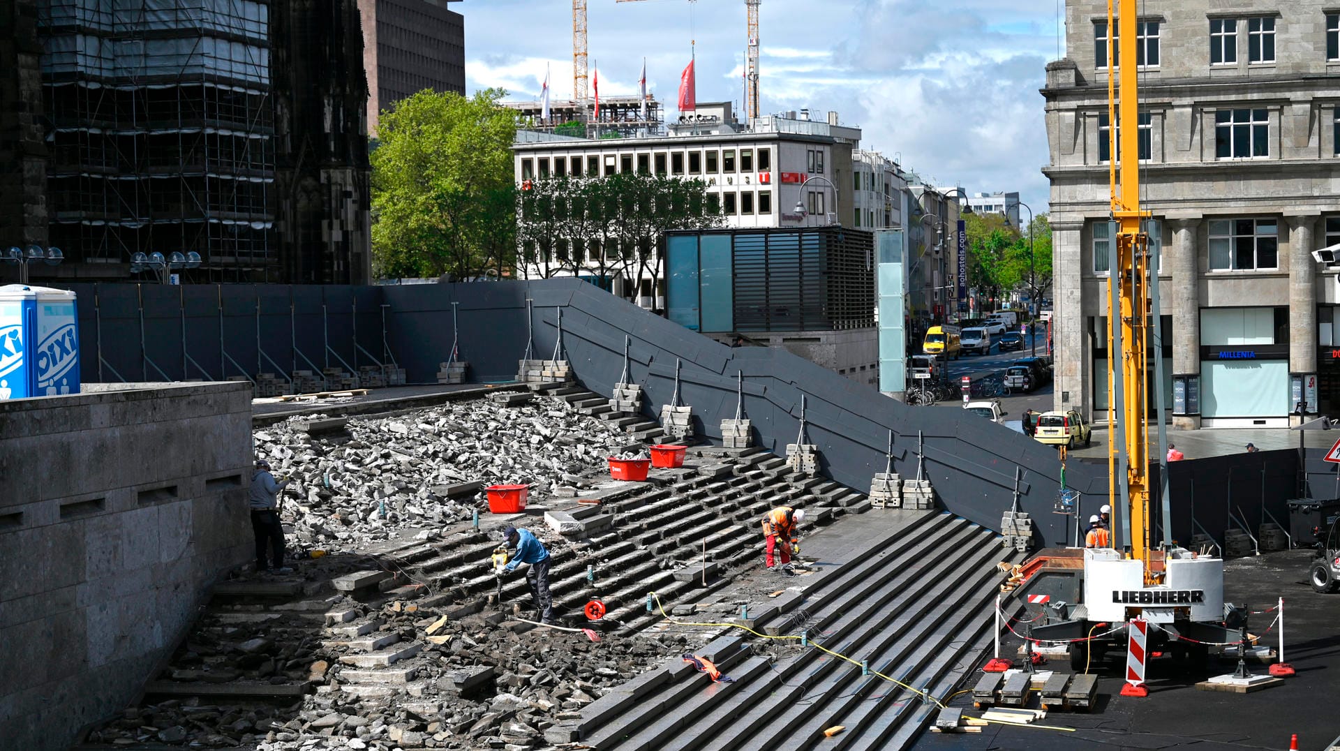 Blick auf die Baustelle: Während der Bauarbeiten ist jeweils nur ein Teil der Domtreppe zugänglich.