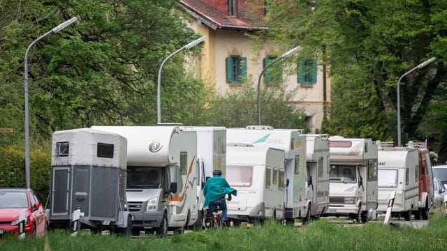 Auf dem Parkstreifen abgestellte Wohnmobile können Anwohner und Verkehrsteilnehmer stören. Auf dem Parkstreifen abgestellte Wohnmobile können Anwohner und Verkehrsteilnehmer stören.