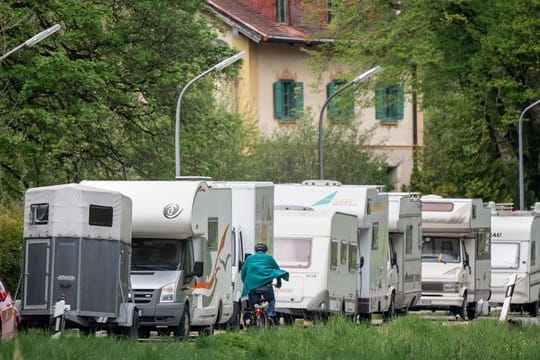 Auf dem Parkstreifen abgestellte Wohnmobile können Anwohner und Verkehrsteilnehmer stören.
