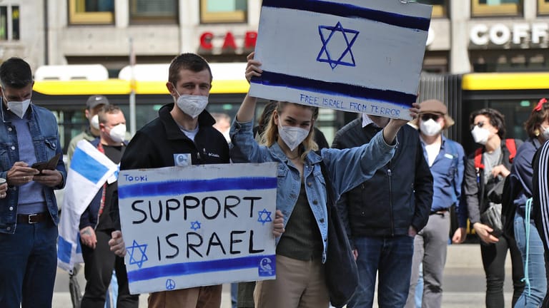 Weniger Teilnehmer: Pro Israel Demonstration auf dem Potsdamer Platz in Berlin am 15. Mai