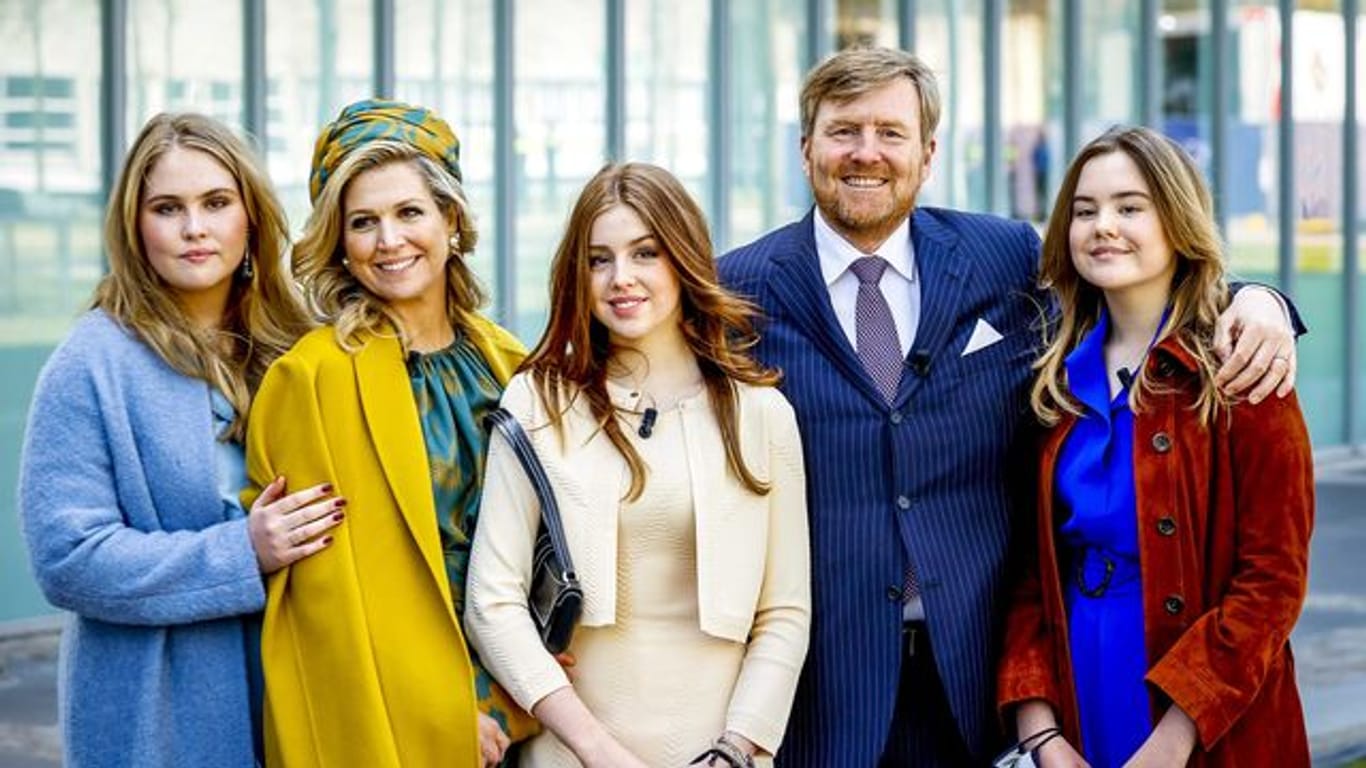 König Willem-Alexander der Niederlande und Königin Maxima mit ihren Töchtern Ariane (r), Alexia (M) und Amalia (l) am Königstag 2021.