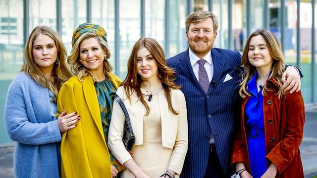 König Willem-Alexander der Niederlande und Königin Maxima mit ihren Töchtern Ariane (r), Alexia (M) und Amalia (l) am Königstag 2021. König Willem-Alexander der Niederlande und Königin Maxima mit ihren Töchtern Ariane (r), Alexia (M) und Amalia (l) am Königstag 2021.